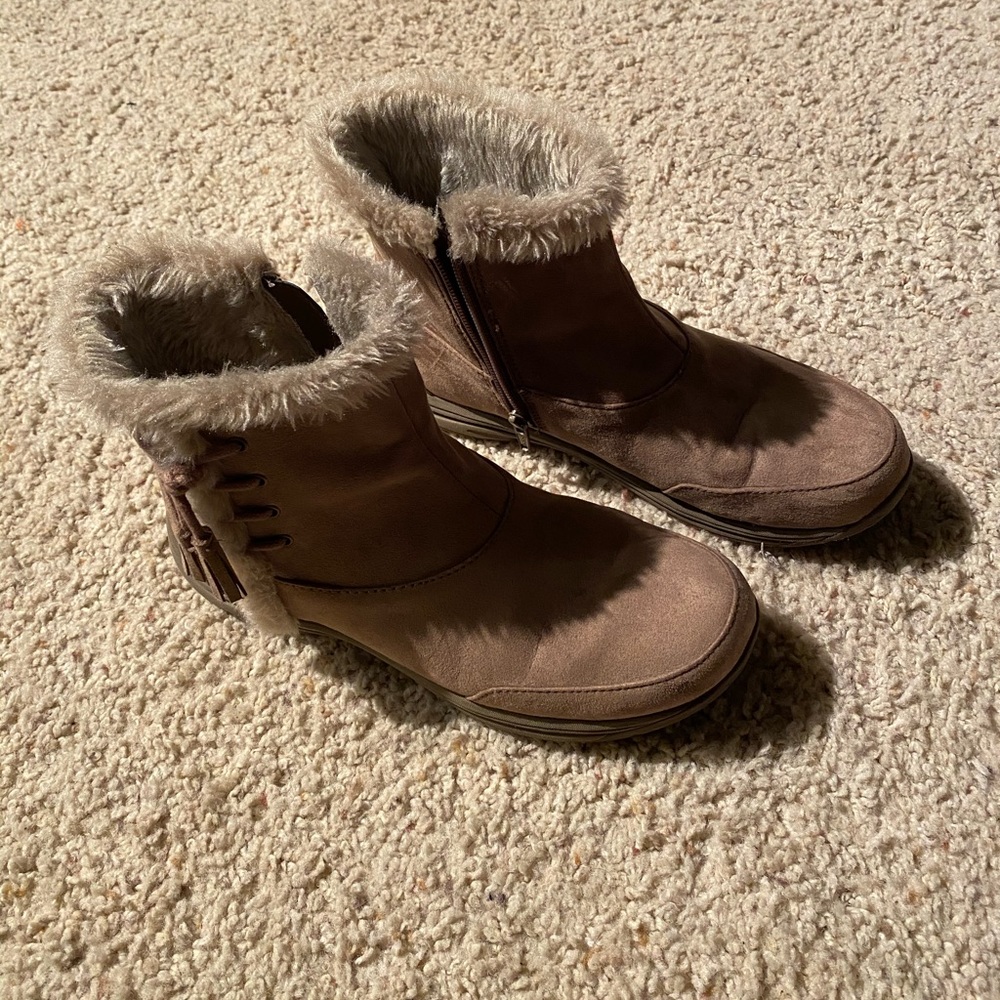 Tan Zibu booties with fur